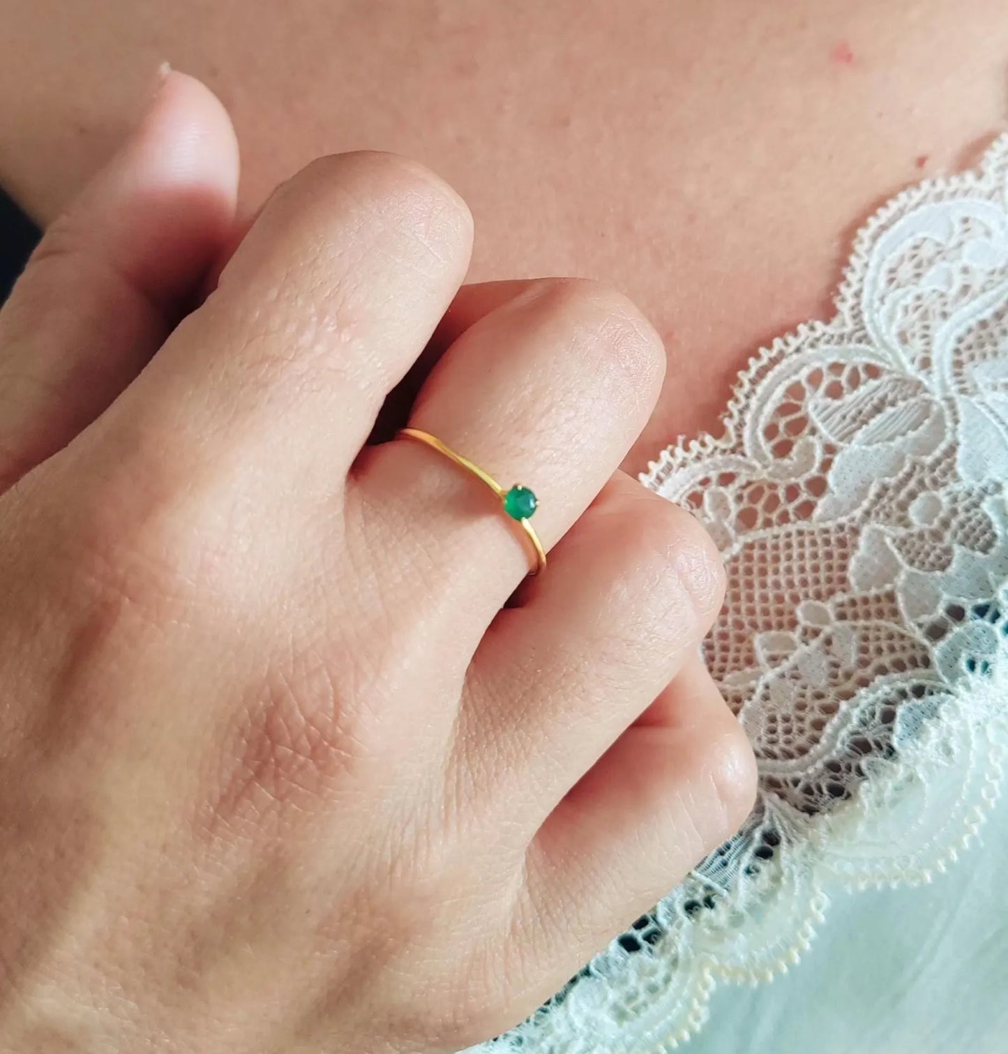 Anillo minimalista de piedra preciosa verde