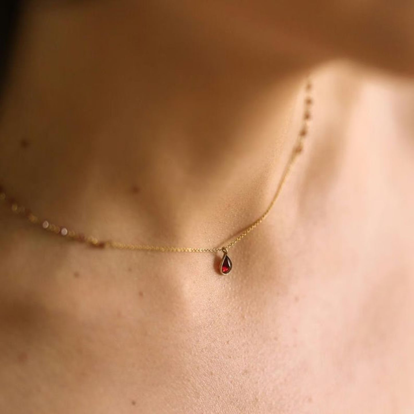 Collar de oro con colgante de granate dorado