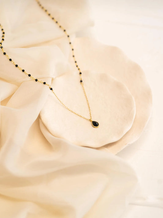 Collar de oro con colgante de espinela negra