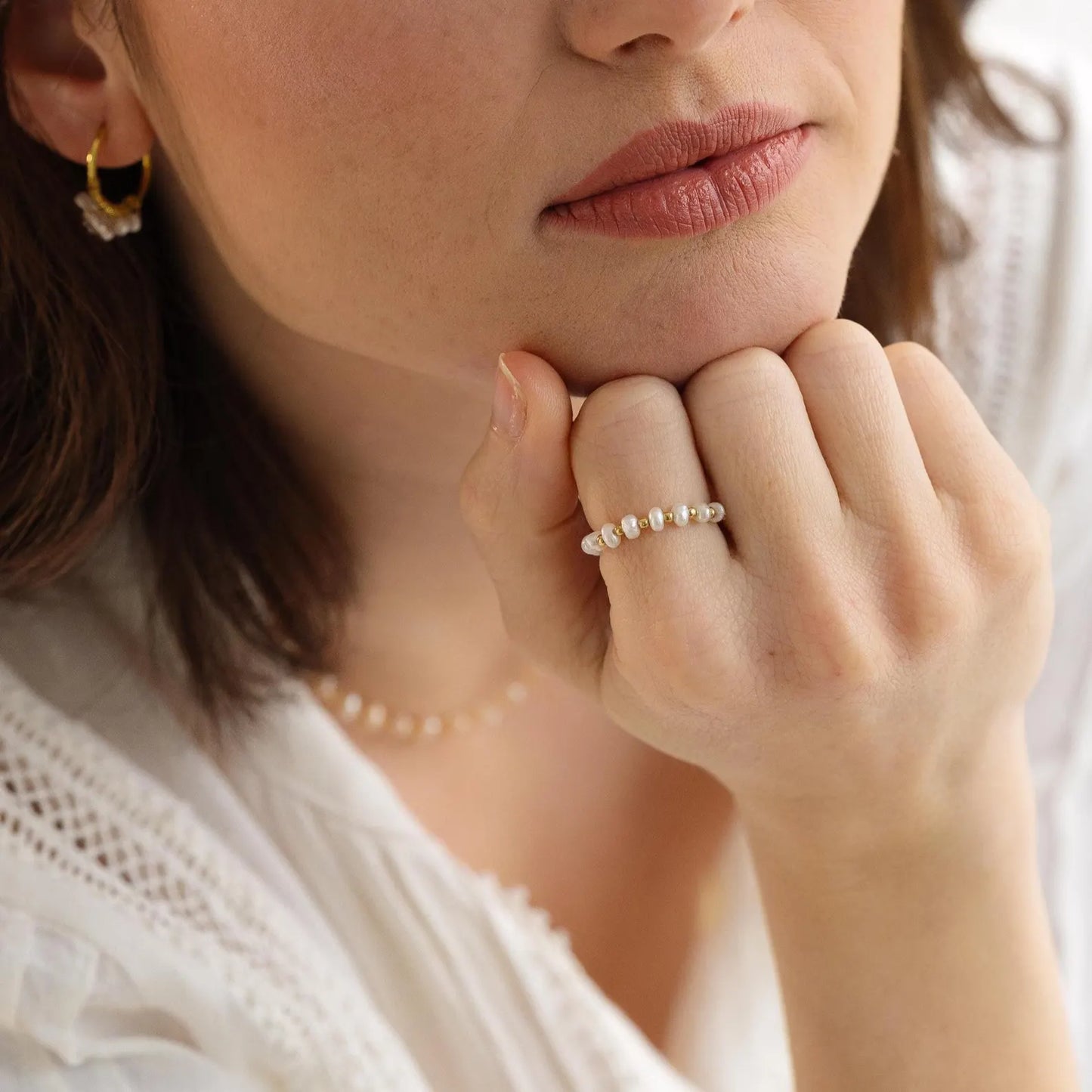 Anillo elástico de perlas delicadas