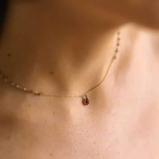 Collar de oro con colgante de granate dorado